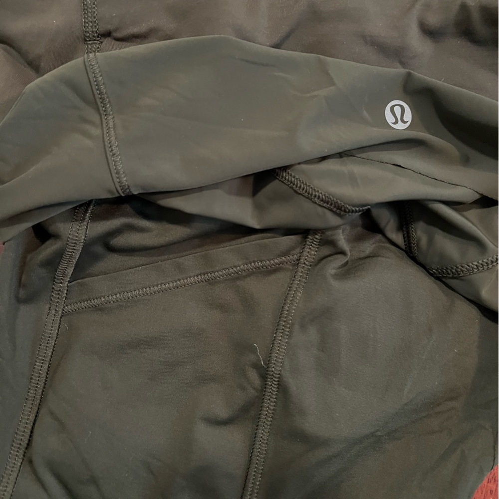 Lululemon shorts green size 6 - Picture 3 of 4